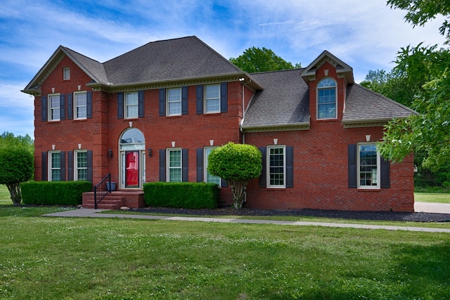 colonial home featuring a front yard