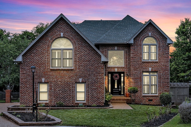 view of front of property featuring a yard