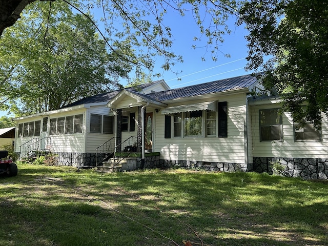 view of front of house with a front lawn