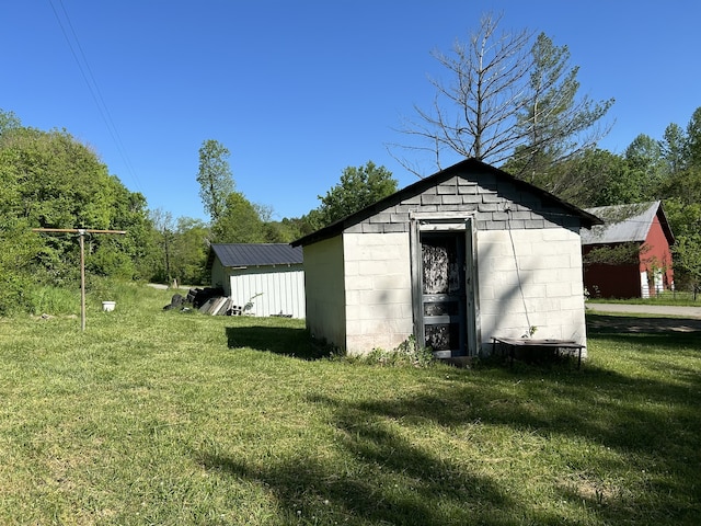 view of shed / structure with a yard