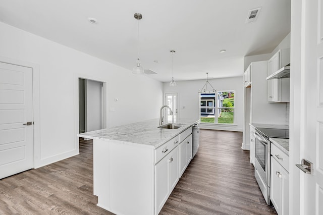 kitchen with wood-type flooring, an island with sink, white cabinets, sink, and stainless steel electric stove