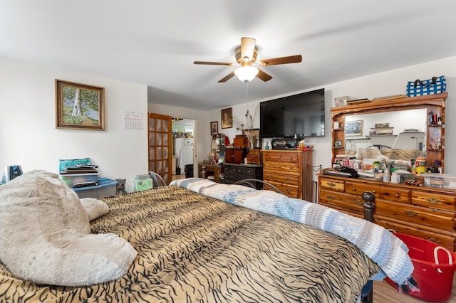 bedroom with ceiling fan