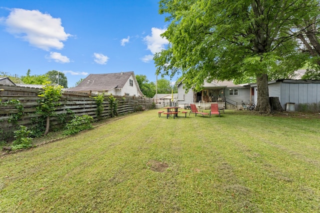 view of yard featuring a storage unit