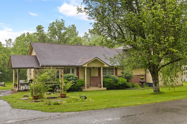 view of front of home with a front lawn