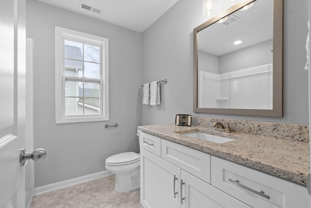 full bath featuring visible vents, toilet, vanity, and baseboards