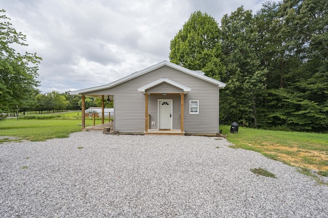 view of front of property with a front yard