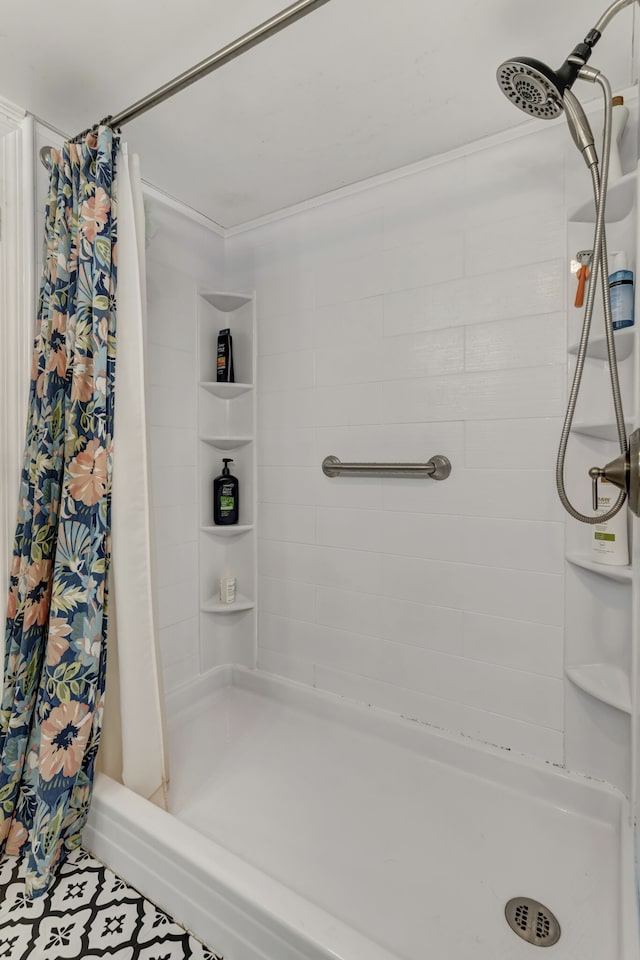 bathroom featuring curtained shower