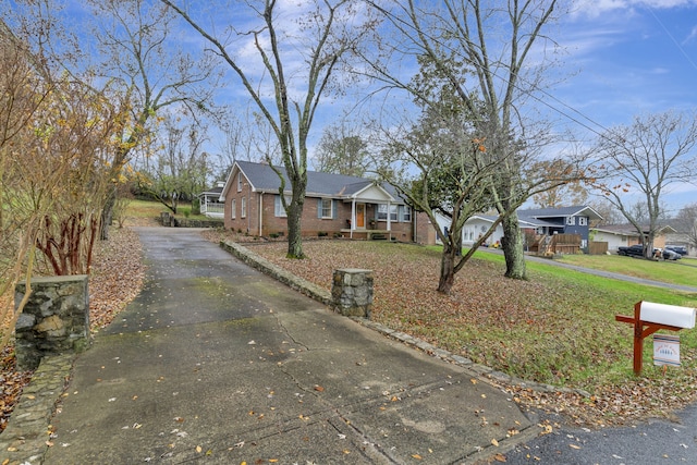 view of front of property featuring a front yard