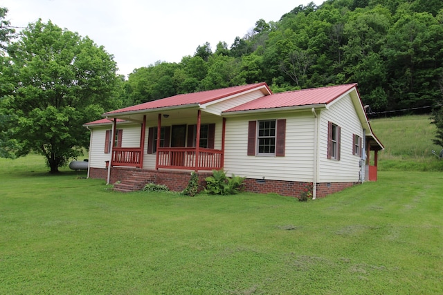 view of front facade with covered porch and a front lawn