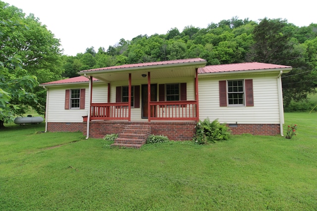 view of front facade featuring covered porch and a front yard