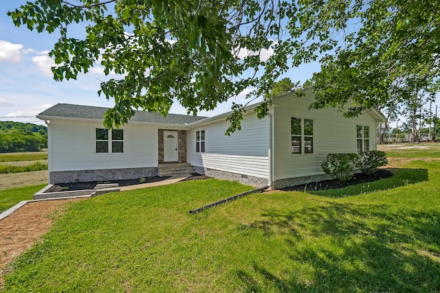 view of front facade featuring a front lawn