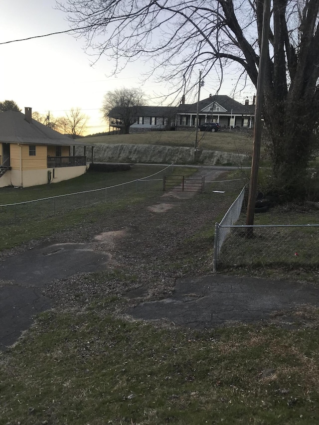 view of yard at dusk