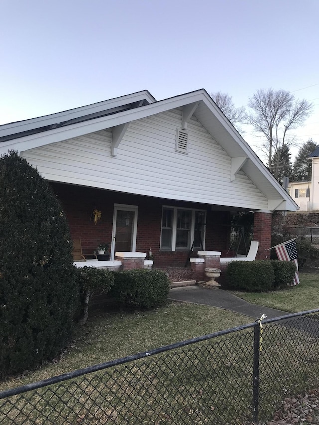 view of front of house featuring a front yard