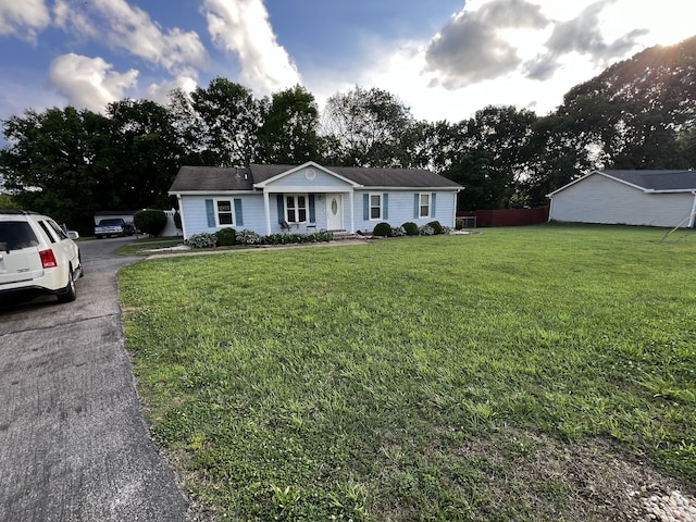 ranch-style house featuring a front yard