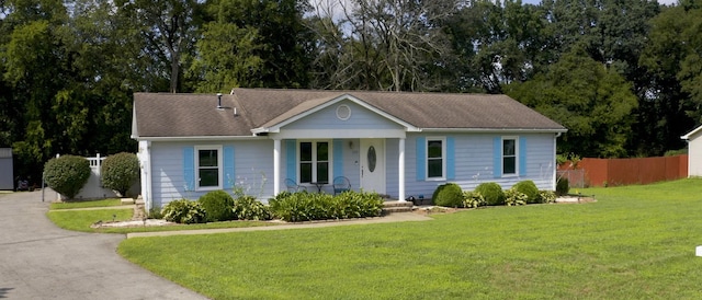 view of front of property featuring a front yard and covered porch