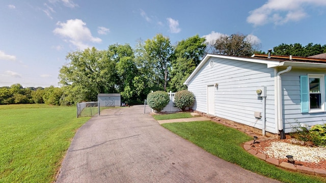 view of yard featuring a storage unit