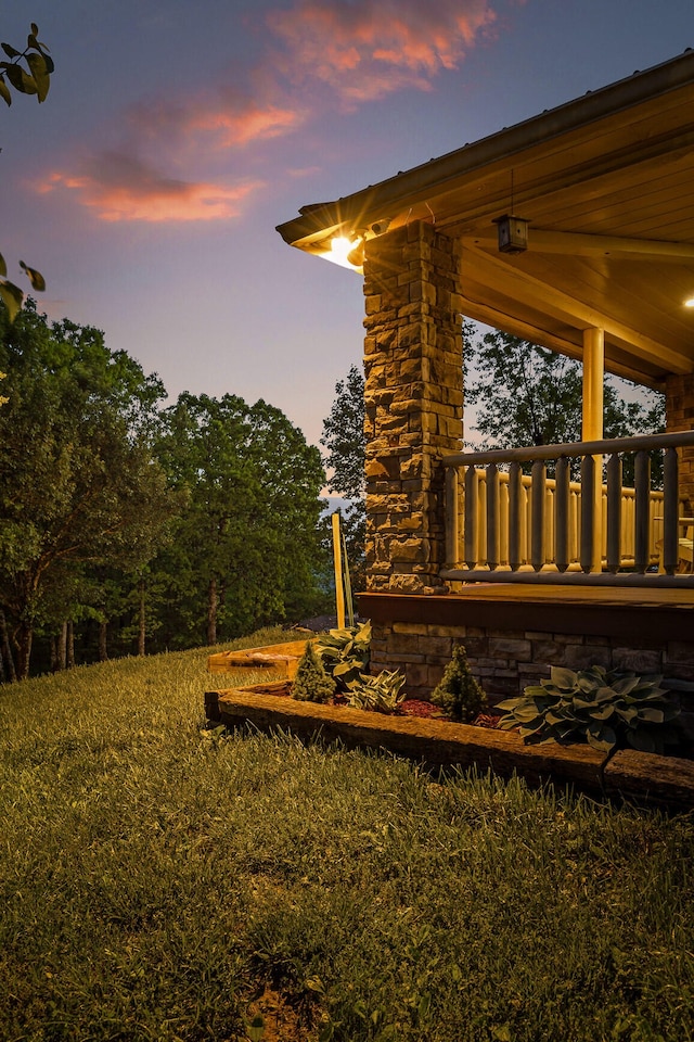 view of yard at dusk