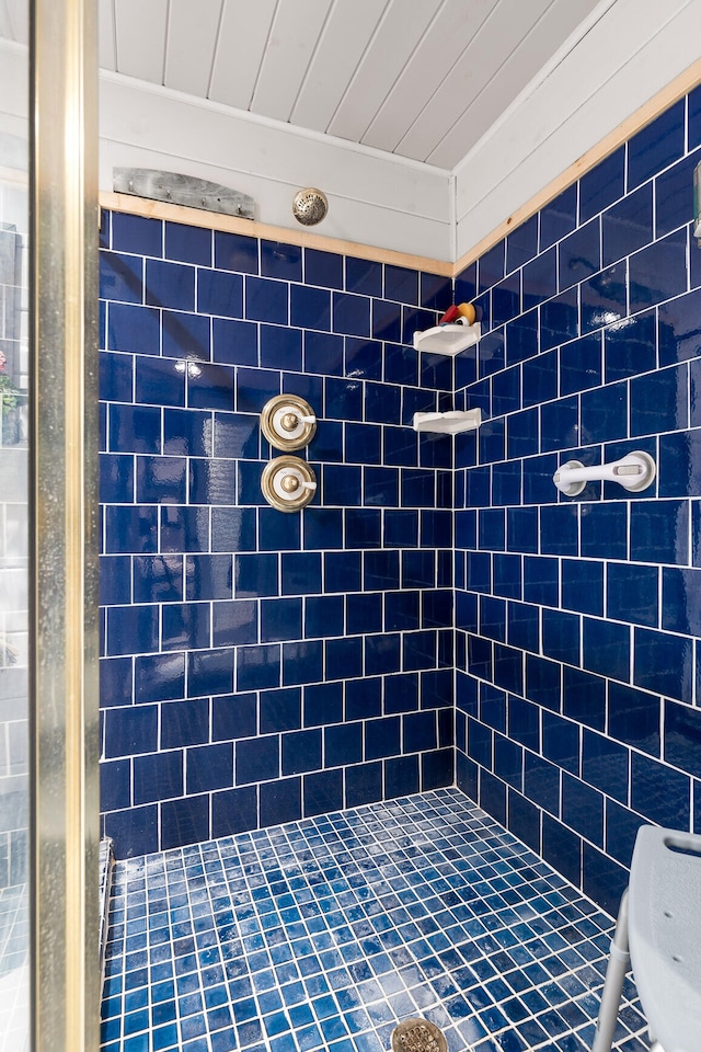 bathroom featuring a tile shower