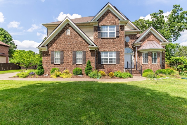 view of front of home featuring a front yard