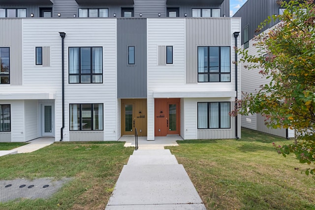 view of front facade featuring a front yard