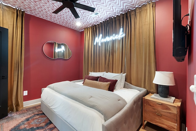 bedroom with ceiling fan