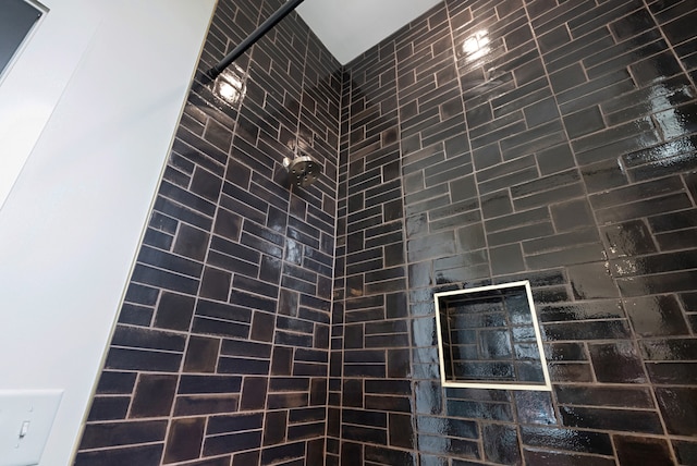 room details featuring tiled shower