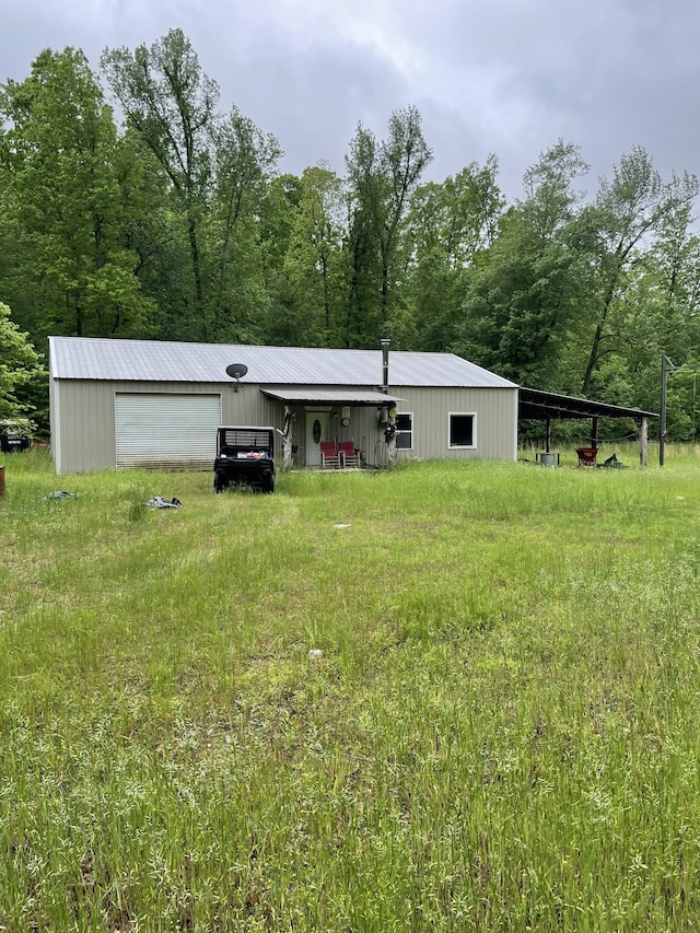 view of yard featuring a garage and an outdoor structure