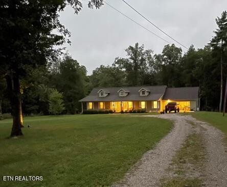 view of front of home featuring a front yard