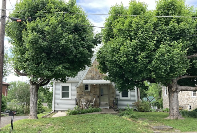 view of front of home with a front lawn