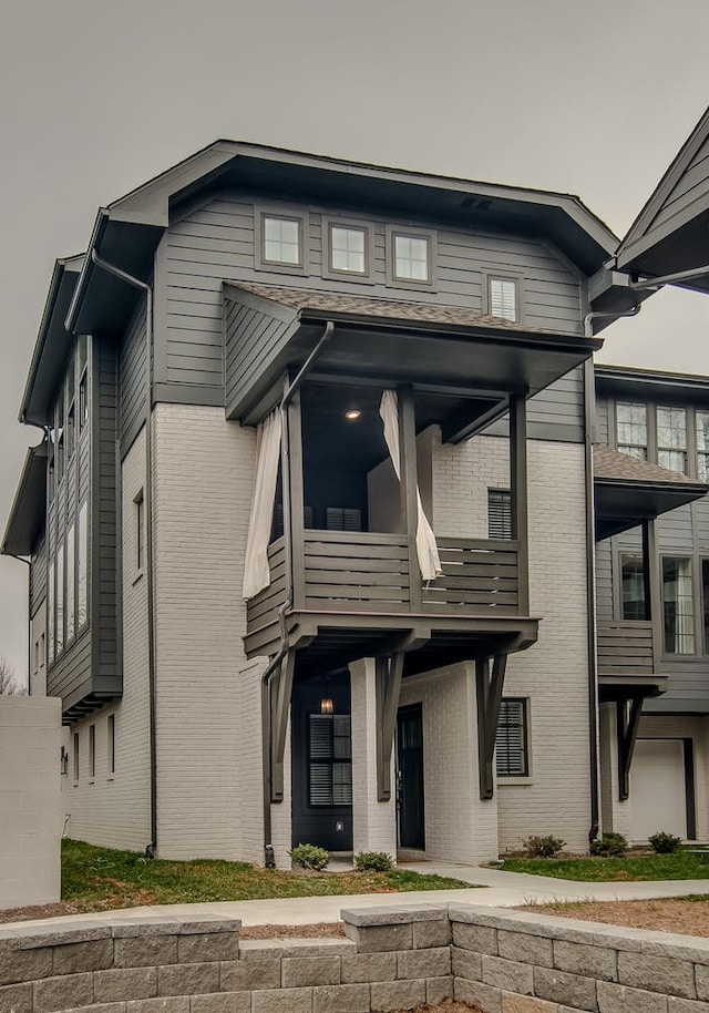 view of front of property featuring a balcony