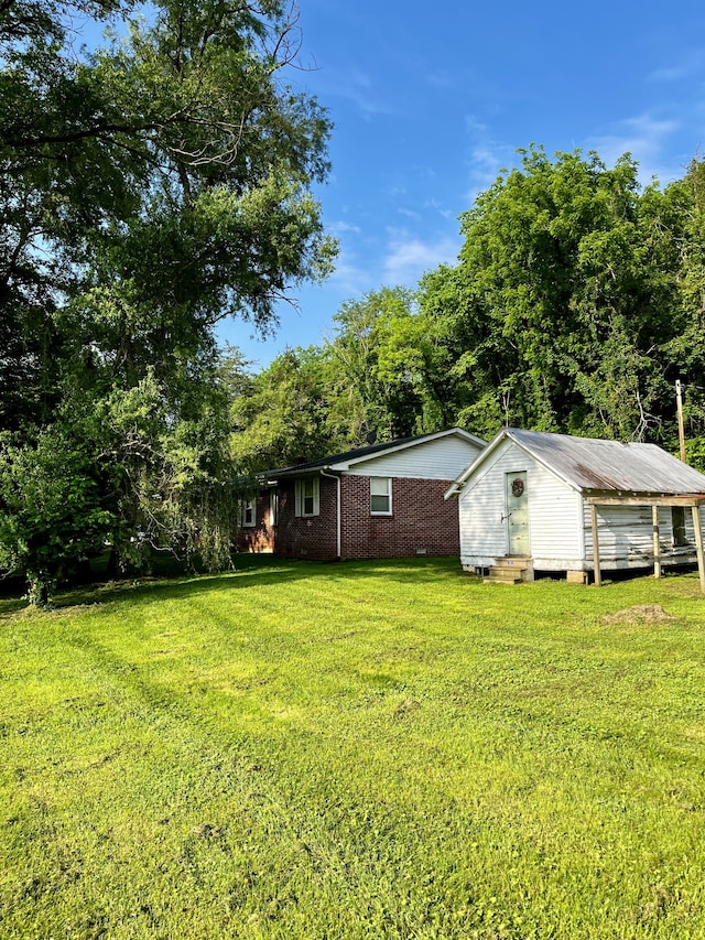 view of yard featuring an outbuilding