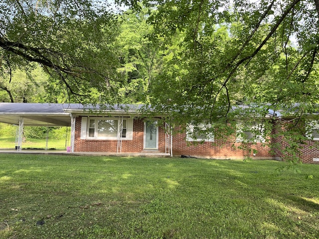 view of front of property featuring a carport and a front yard