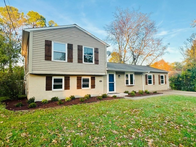 tri-level home featuring a front lawn