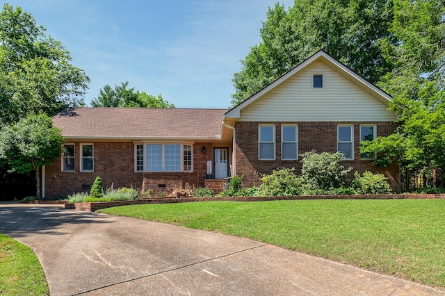 single story home featuring a front lawn