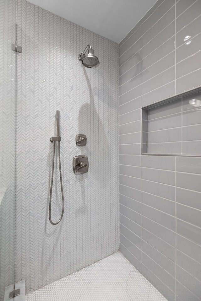 bathroom featuring a tile shower