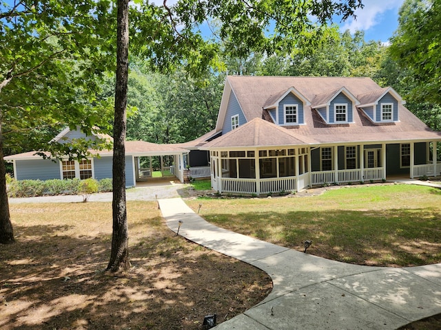 view of front facade featuring a front yard and covered porch