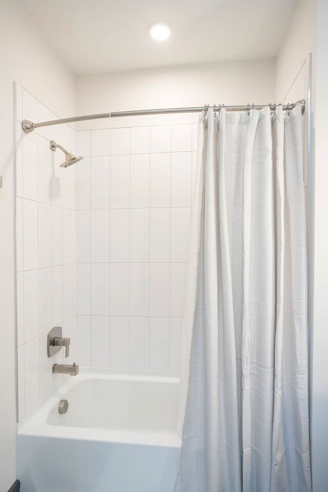 bathroom featuring shower / tub combo