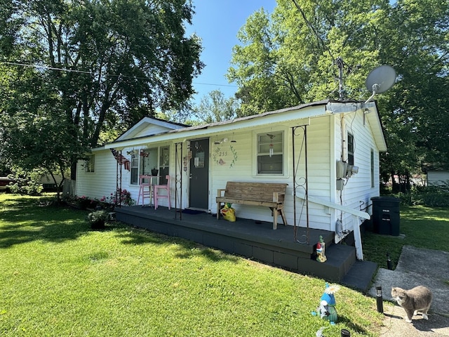 view of front facade featuring covered porch and a front lawn