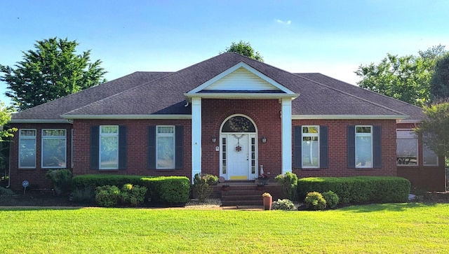 view of front facade featuring a front yard