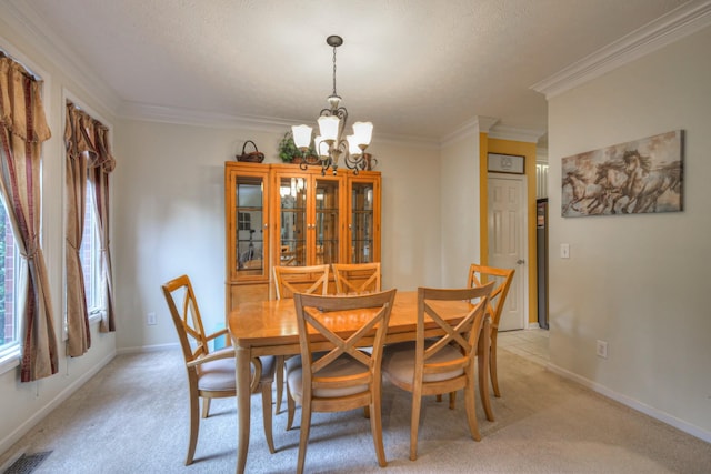 dining room featuring light carpet, a textured ceiling, crown molding, and a notable chandelier