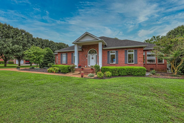 view of front facade featuring a front lawn