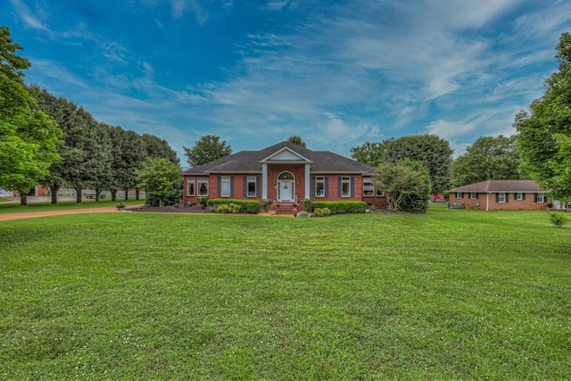 view of front of property featuring a front lawn