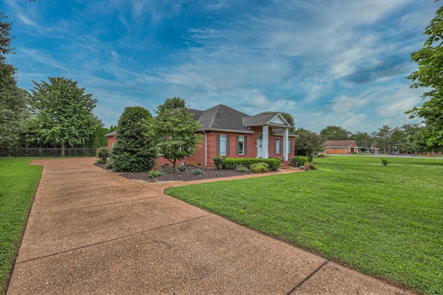 view of front of house featuring a front lawn