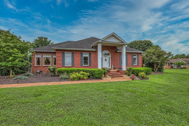 view of front of property featuring a front yard