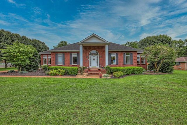 view of front facade featuring a front yard