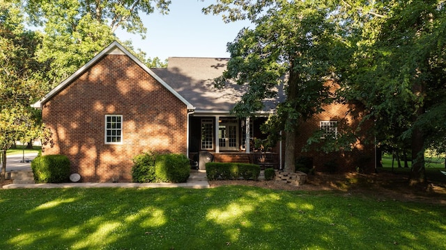 view of front facade featuring a front lawn