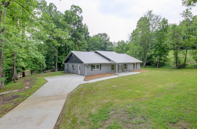 ranch-style home featuring a front lawn