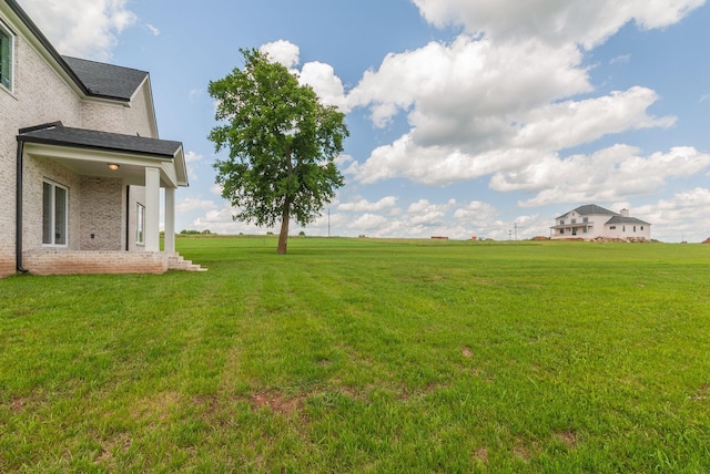 view of yard featuring a rural view