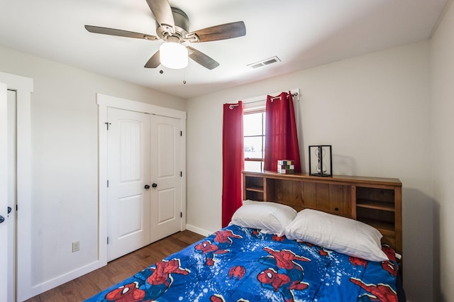 bedroom with dark wood-type flooring, visible vents, baseboards, and a ceiling fan