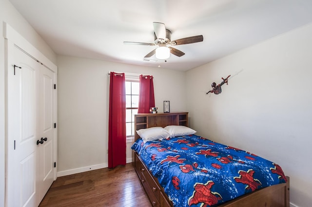 bedroom featuring dark wood finished floors, baseboards, and ceiling fan